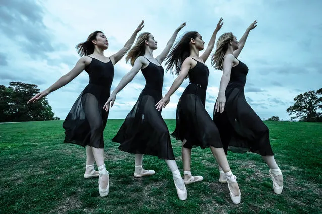 Dancers from Semaphore Ballet Company perform on Primrose Hill in London, UK on the last day of summer before the autumnal equinox on September 22, 2018. (L-R) Natsuki Uemura, Aoife Doherty, Rebecca Olarescu and Beth Wareing. (Photo by Guy Corbishley/Alamy Live News)