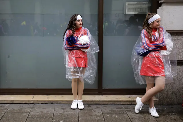 Cheerleaders wait in the cold before New Year's Day Parade in London, Britain January 1, 2017. (Photo by Kevin Coombs/Reuters)