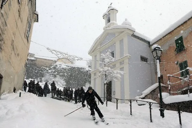 A man skis in the streets covered by snow in Corte on January 17, 2017 on the French Mediterranean island of Corsica. (Photo by Pascal Pochard-Casabianca/AFP Photo)
