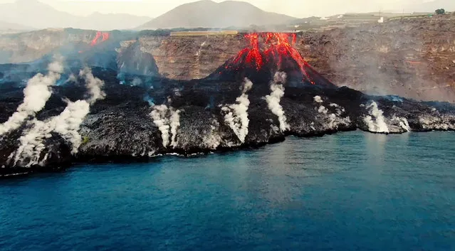 This image grab taken from a video provided by the Spanish Institute of Oceanography (IEO-CSIC) shows an aerial shot from the oceanographic vessel Ramon Margalef (IEO) of the delta formed on the coast from the lava of the Cumbre Vieja volcano, on the Canary Island of La Palma on October 4, 2021 (Photo by Handout/IEO-CSIC (Spanish Institute of Oceanography)/AFP Photo)