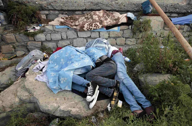 Migrants sleep covered by blankets on the rocks of the seawall at the Saint Ludovic border crossing on the Mediterranean Sea between Vintimille, Italy and Menton, France, June 17, 2015. Police on Tuesday began hauling away mostly African migrants from makeshift camps on the Italy-France border as European Union ministers met in Luxembourg to hash out plans to deal with the immigration crisis.  REUTERS/Eric Gaillard