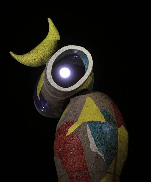 This winter's last full moon shines over the sculpture of Spanish artist Joan Miro “Woman and bird” at the Joan Miro park in Barcelona, Spain, early 18 March 2014. (Photo by Toni Albir/EPA)
