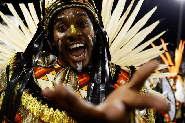 A reveller from Gavioes da Fiel Samba school performs during the second night of the Carnival parade at Anhembi Sambadrome in Sao Paulo, Brazil on April 24, 2022. (Photo by Carla Carniel/Reuters)