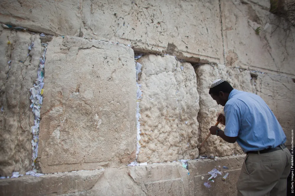 Prayers And Messages to God are Removed from the Western Wall