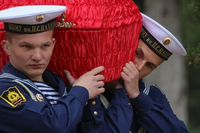 Russian navy sailors carry a coffin during a ceremony to rebury the remains of 291 Red Army soldiers, who went missing during World War Two, in Sevastopol, Crimea on May 4, 2022. (Photo by Alexey Pavlishak/Reuters)