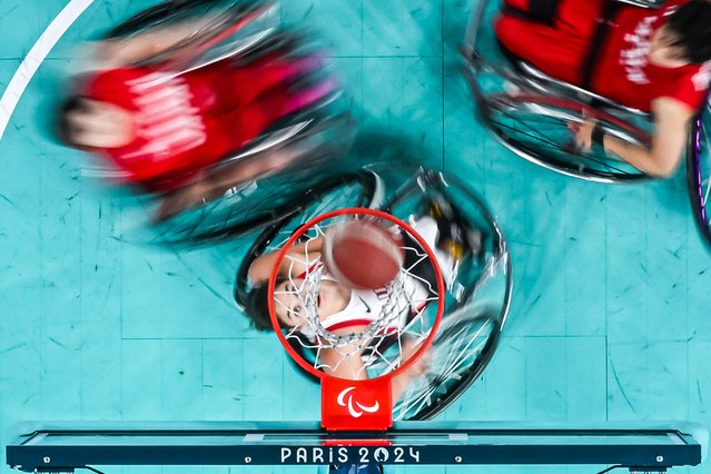 An overview shows USA's Becca Murray (C) and Japan's players competing in the Women's Wheelchair Basketball Preliminary Round Group B Game #21, during the Paris 2024 Paralympic Games at the Bercy Arena in Paris on September 02, 2024. (Photo by François-Xavier Marit/AFP Photo)