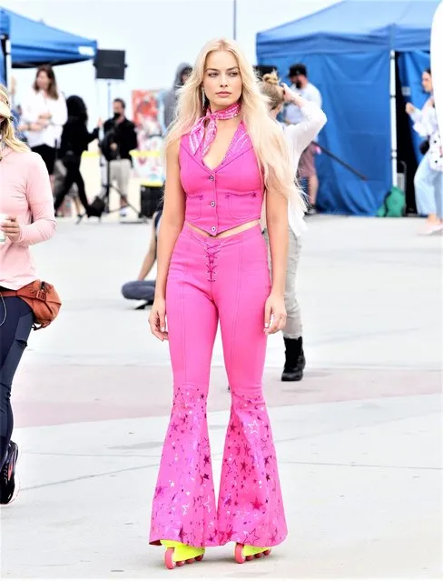 Australian actress Margot Robbie plays Barbie on Roller Skates at the beach in Los Angeles, CA. on June 27, 2022. (Photo by APEX/The Mega Agency)