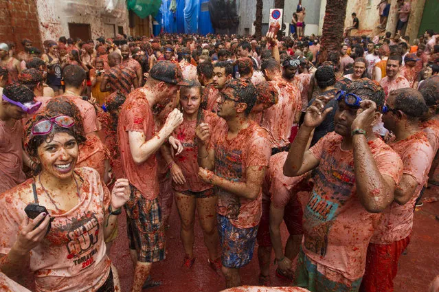 Revellers covered in tomato pulp take part in the aannual “Tomatina” festival in the eastern town of Bunol, on August 30, 2017. (Photo by Jaime Reina/AFP Photo)