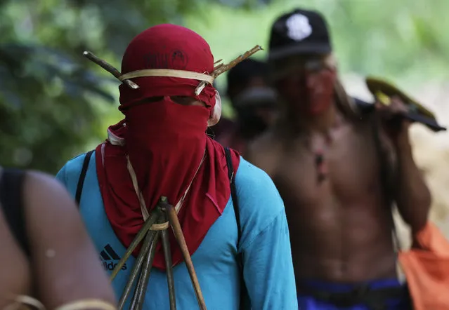 Ka'apor Indian warriors hike during a jungle expedition to search for and expel loggers from the Alto Turiacu Indian territory, near the Centro do Guilherme municipality in the northeast of Maranhao state in the Amazon basin, August 7, 2014. (Photo by Lunae Parracho/Reuters)