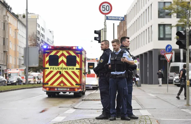 Police guard the area at Rosenheimer Platz square in Munich, Germany, Saturday, October 21, 2017. Police say a man with a knife has lightly wounded several  people in Munich. Officers are looking for the assailant. Munich police called on people in the Rosenheimer Platz  square area, located close to the German city's downtown, to stay inside after the incident on Saturday morning. (Photo by Andreas Gebert/DPA via AP Photo)