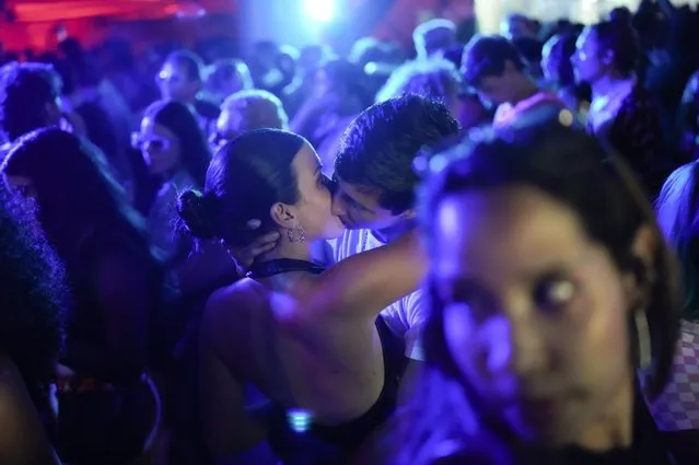 A couple kisses as they dance at a DJ party in Caracas, Venezuela, early Saturday, September 10, 2022. (Photo by Ariana Cubillos/AP Photo)