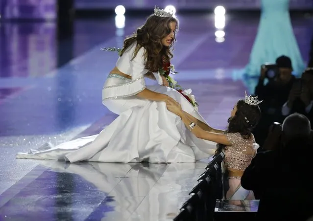 Miss Georgia Betty Cantrell greets a fan after being crowned Miss America 2016 at the 2016 Miss America pageant, Sunday, September 13, 2015, in Atlantic City, N.J. (Photo by Mel Evans/AP Photo)