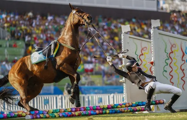 Zsofia Foldhazi from Hungary falls off horse Christino during the Show Jumping of the Rio 2016 Olympic Games Modern Pentathlon events in Rio de Janeiro, Brazil, 19 August 2016. (Photo by Nic Bothma/EPA)