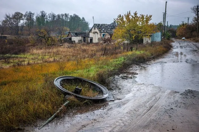 This photograph taken on October 26, 2022, shows a destroyed tank gun in the recently recaptured Ukrainian village of Yampil, eastern Ukraine, amid the Russian invasion of Ukraine. (Photo by Dimitar Dilkoff/AFP Photo)