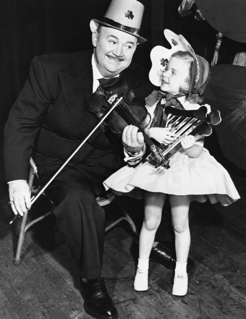 Five year old Andrea McLaughlin and Paul Whiteman , master of ceremonies of “Teen Club”, an ABC network show, are having grand time playing an Irish tune before the television camera on September 17, 1952. Little Andrea is one of the regulars on Whiteman's show.  The newcomers and the regulars are unusually talented children.   Behind most of the youngsters in  Teen Club shows are years of work. Usually their have won prizes or contests in their high schools, dancing schools, or home clubs. (Photo by AP Photo)