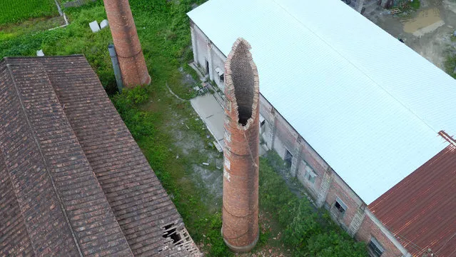 A damaged chimney is seen at a factory before Typhoon Meranti makes a landfall on southeastern China, in Quanzhou, Fujian province, China, September 14, 2016. (Photo by Reuters/Stringer)