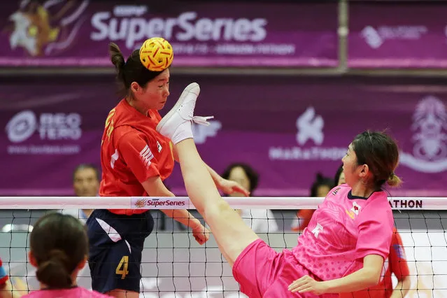 Sepak Takraw, ISTAF Super Series Finals Thailand 2014/2015, Nakhon Pathom Municipal Gymnasium, Huyjorake Maung, Nakonprathom, Thailand on October 21, 2015: Korea's Jeong Inseon (L) in action with Japan's Yuumi Kawamata during the group stage. (Photo by Asia Sports Ventures/Action Images via Reuters)
