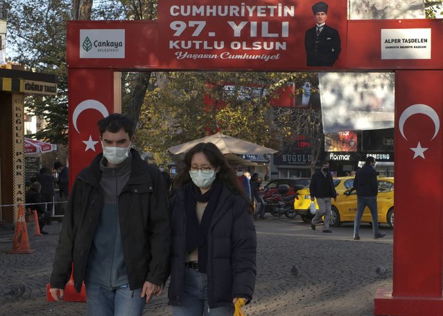 People wearing masks to help protect against the spread of coronavirus, walk along a popular street in Ankara, Turkey, Friday, November 27, 2020. Turkey's COVID-19 fatalities continue to rise, hitting another record Sunday, Nov 29, 2020, with 185 new deaths. The Turkish government resumed reporting all positive cases this week after only reporting symptomatic patients for four months. Night-time curfews over the weekend are in effect for a second week across the country but media reports show packed public spaces during the day. (Photo by Burhan Ozbilici/AP Photo)