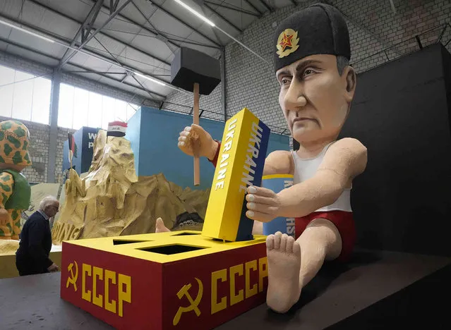 A carnival float depicts Russia's president Vladimir Putin playing with building blocks like the Ukraine to restore the Soviet Union at the presentation of this years satirical carnival floats for the Rose Monday Parade in Cologne, Germany, Tuesday, February 22, 2022. Due to the coronavirus pandemic, this year's parade will take place in Cologne's soccer stadium with just 8000 spectators on the tribunes instead of hundreds of thousands in the streets of the carnival capital Cologne on Shrove Monday. (Photo by Martin Meissner/AP Photo)