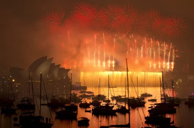 Fireworks light up the Sydney Harbour Bridge during the annual fireworks display to usher in the new year, early January 1, 2015. (Photo by Jason Reed/Reuters)