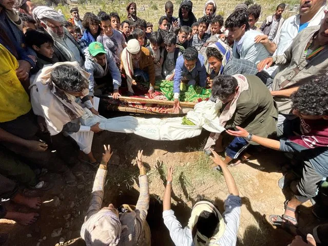 Mourners carry the body of Hashim Suwaid, 14, who was among the ten children with leukemia who died after they had been administered a contaminated chemotherapy medicine at a hospital, in Sanaa, Yemen on October 17, 2022. (Photo by Khaled Abdullah/Reuters)