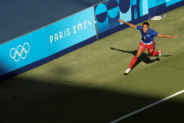 US' forward #09 Mallory Swanson celebrates scoring the opening goal in the women's gold medal final football match between Brazil and US during the Paris 2024 Olympic Games at the Parc des Princes in Paris on August 10, 2024. (Photo by Jack Guez/AFP Photo)