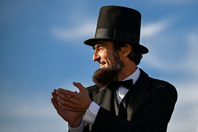 An impersonator posing as former President Abraham Lincoln claps at the "funeral for the penny," after the Treasury Department halted production of the coins, at the Lincoln Memorial in Washington, on December 20, 2025. (Photo by Annabelle Gordon/Reuters)