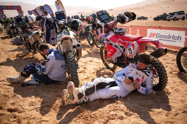 Riders wait at the start delayed due to fog during the eleventh stage of the Dakar Rally with start and finish in Shubaytah, Saudi Arabia, Thursday, January 16, 2025. (Photo by Christophe Ena/AP Photo)