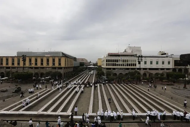 A general view shows chefs preparing tacos of Cochinita Pibil, a popular dish from Yucatan, in an attempt to break the Guinness World Record for the world's longest taco in Guadalajara February 15, 2015. (Photo by Alejandro Acosta/Reuters)