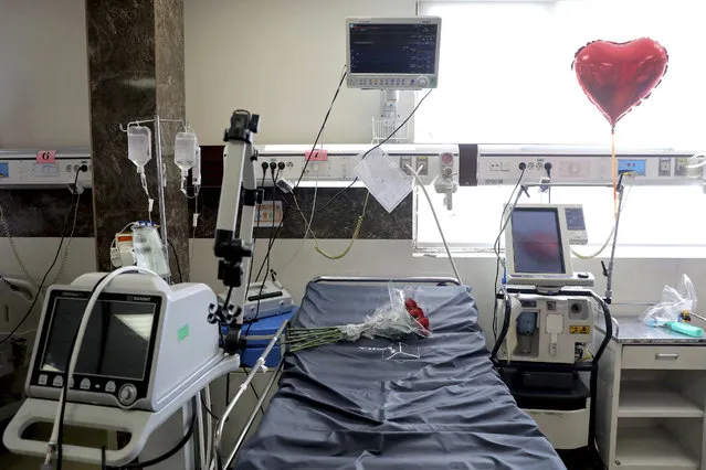 A heart-shaped balloon and a bouquet of roses adorn the bed of a man who died from COVID-19  at the ICU unit of the Shohadaye Tajrish Hospital in Tehran, Iran, Sunday, April 18, 2021. After facing criticism for downplaying the virus last year, authorities have put partial lockdowns and other measures in place to try and slow the coronavirus’ spread, as Iran faces what looks like its worst wave of the coronavirus pandemic yet. (Photo by Ebrahim Noroozi/AP Photo)