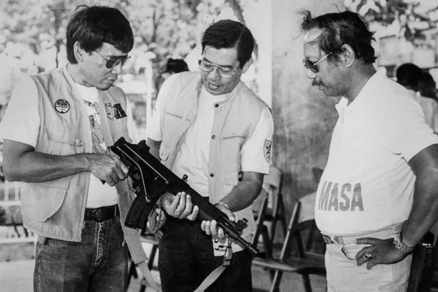 Mayor Rodrigo Duterte (L) inspects an assault rifle at a shooting range in Davao city in the southern Philippines with Regional Police Chief Miguel Abaya (C) and Metrodiscom chief Franco Calida. Picture taken in the late 1980s. (Photo by Renato Lumawag/Reuters)