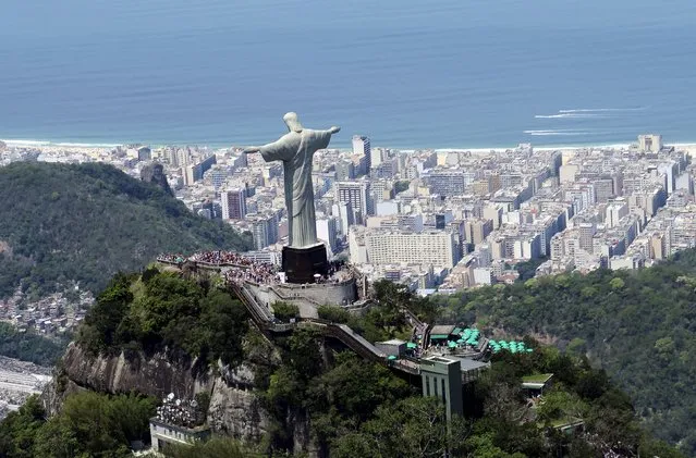 Tourists visit the Christ the Redeemer statue in Rio de Janeiro, Brazil October 10, 2015. (Photo by Pawel Kopczynski/Reuters)