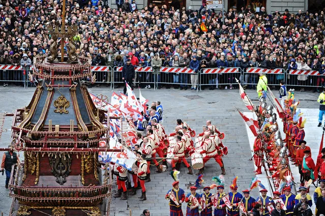 Turists and residents gather in Duomo Square to watch the traditional “Scoppio del Carro” (Explosion of the Cart) ceremony in Florence, Italy, April 5, 2015. Every year on Easter Sunday in Florence a rocket shaped like a dove, the Colombina, darts forth from the Duomo, setting on fire the big cart on the square which is laden with firecrackers and fireworks. (Photo by Maurizio Degli Innocenti/AP Photo/ANSA)