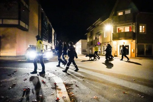 Police officers cordon off the scene where they are investigating in Kongsberg, Norway after a man armed with bow killed several people before he wasarrested by police on October 13, 2021. A man armed with a bow and arrows killed several people and wounded others in the southeastern town of Kongsberg in Norway on October 13, 2021, police said, adding they had arrested the suspect “We can unfortunately confirm that there are several injured and also unfortunately several killed in this episode”, local police official Oyvind Aas told a news conference. “The man who committed this act has been arrested by the police and, according to our information, there is only one person involved”. (Photo by Håkon Mosvold Larsen/NTB via AFP Photo)