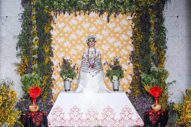 Leyre Alonso Ramos takes part in the “Las Mayas” festival in Colmenar Viejo near Madrid on May 2, 2019. The Mayas, young girls aged between 7 and 11, are required to sit still in a decorated altar derived from pagan rites celebrating the arrival of spring. (Photo by Benjamin Cremel/AFP Photo)