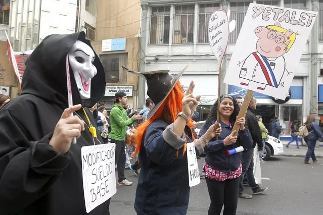 Teachers take part in a protest against the government to demand changes and end to the profiteering in the education system, in Valparaiso, May 14, 2015. The placard reads (L), “Modification of the basic salary”. (Photo by Rodrigo Garrido/Reuters)