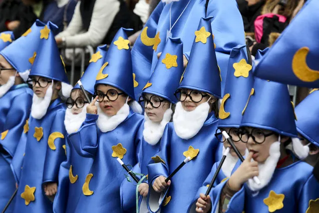 Children dressed as wizards, take part in the children's carnival parade in Torres Vedras, Portugal, 24 February 2017. The Carnival of Torres Vedras features several parades with the children's parade featuring elementary and middle school students wearing masks or costumes they have made themselves. (Photo by Miguel A. Lopes/EPA)