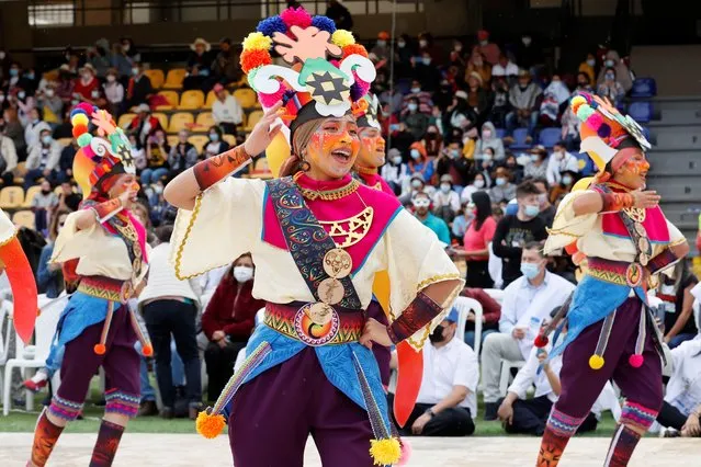 Musicians and dancers perform in the “Canto a la Tierra” parade, within the framework of the Black and White Carnival, at the Libertad Department, in Pasto, Colombia, 03 January 2021. More than 2,500 artists paid homage to the Earth with traditional dances at the Departmental Libertad stadium, in the capital of the department of Narino, in the south of the country. (Photo by Mauricio Duenas Castaneda/EPA/EFE)