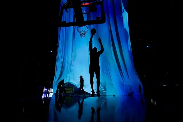 Los Angeles Lakers center Dwight Howard (39) warms up before an NBA basketball game against the Philadelphia 76ers in Los Angeles, Wednesday, March 23, 2022. (Photo by Ashley Landis/AP Photo)