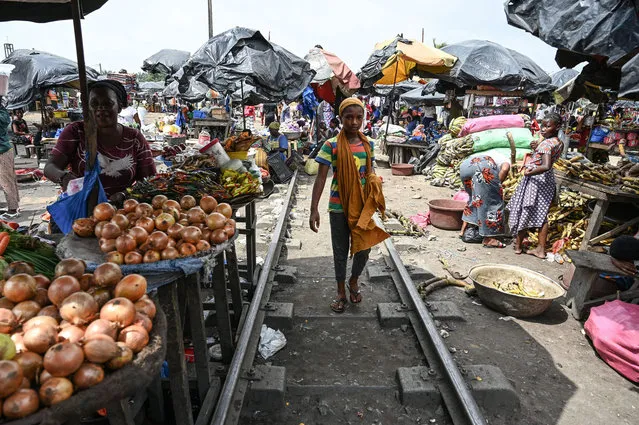 A view of the Abidjan-Ouagadougou international railway network transformed into an informal market at off-peak train times, at PK18 in Abobo, a popular district of Abidjan on December 14, 2021. (Photo by Sia Kambou/AFP Photo)