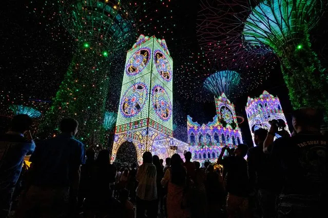 People view luminarie light sculptures amid snow foam during the Christmas Wonderland event at Gardens by the Bay in Singapore, December 15, 2019. (Photo by Loriene Perera/Reuters)