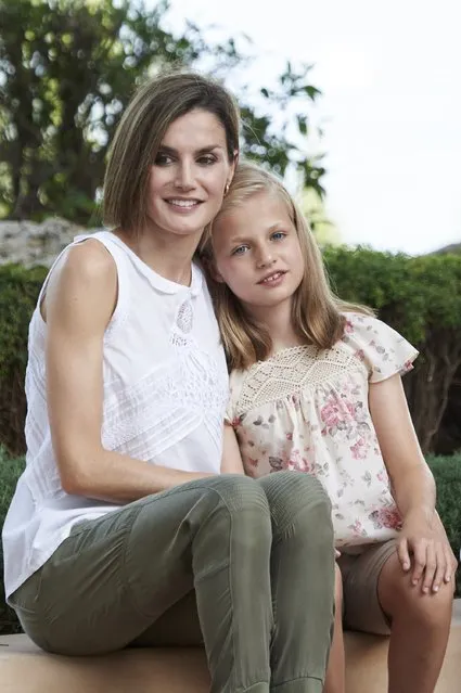 Queen Letizia of Spain and her daugther Princess Leonor of Spain pose for the photographers at the Marivent Palace on August 3, 2015 in Palma de Mallorca, Spain. (Photo by Carlos Alvarez/Getty Images)