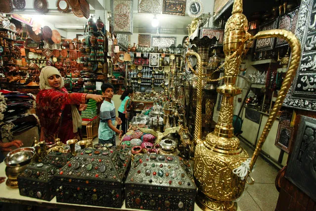 Tourists look to buy traditional handicrafts at a souvenir shop in Islamabad, Pakistan August 2, 2017. (Photo by Faisal Mahmood/Reuters)