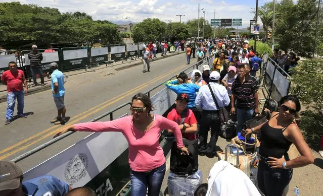 Venezuelans wait in line to cross the border into Venezuela, near Villa del Rosario village, Colombia, August 25, 2015. (Photo by Jose Miguel Gomez/Reuters)