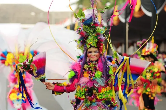 Models wear chemistry inspired costumes in the kids carnival during The 13th Jember Fashion Carnival 2014 on August 21, 2014 in Jember, Indonesia. (Photo by Robertus Pudyanto/Getty Images)