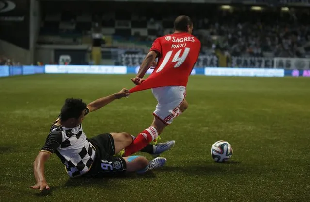 Boavista's Anderson Barros (L) fights for the ball with Benfica's Maxi Pereira during their Portuguese Premier League soccer match at Bessa stadium in Porto August 24, 2014. (Photo by Rafael Marchante/Reuters)