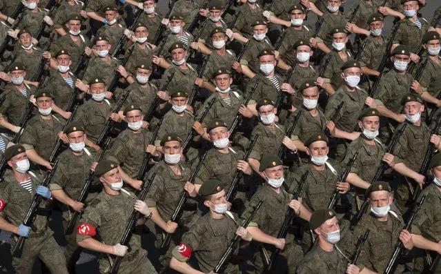 Russian military cadets wearing face masks to protect against coronavirus infection march during a rehearsal for a military parade in St.Petersburg, Russia, Thursday, June 18, 2020. The military parade marking the 75th anniversary of the Nazi defeat was postponed from May 9 because of the coronavirus pandemic and is now set for June 24. (Photo by Dmitri Lovetsky/AP Photo)