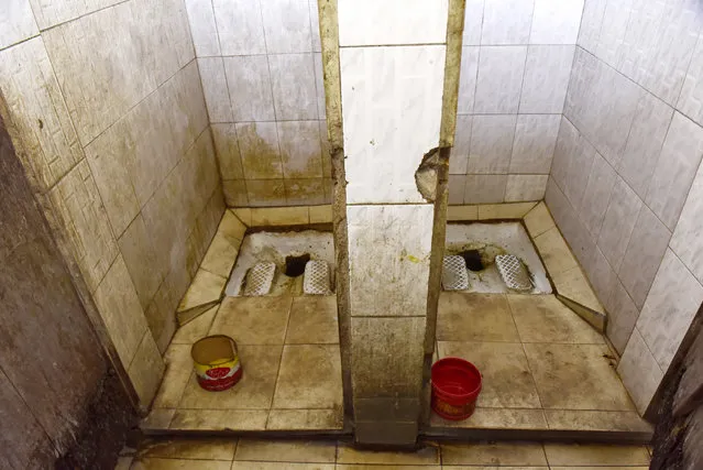 A picture taken on November 15, 2017 shows a squat toilet of a public toilet of Dakar, Senegal. (Photo by Seyllou/AFP Photo)