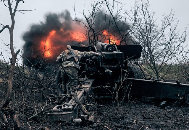 Ukrainian soldiers fire an artillery at Russian positions near Bakhmut, Donetsk region, Ukraine, Sunday, November 20, 2022. (Photo by LIBKOS/AP Photo)