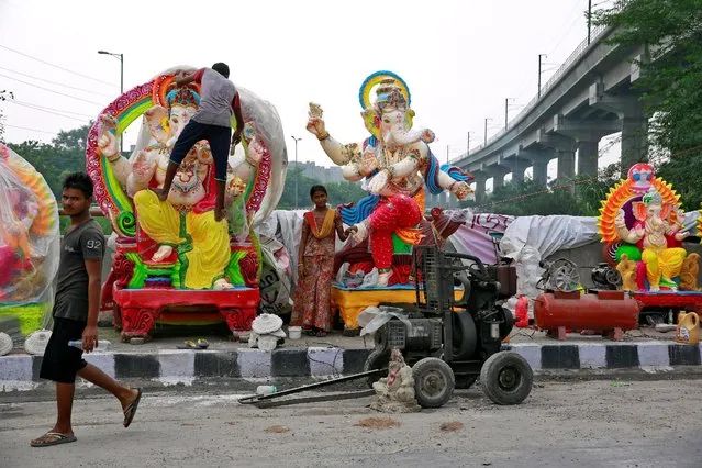 Idols of Hindu god Ganesh, the deity of prosperity, are painted by the roadside in Delhi, India September 2, 2016. (Photo by Cathal McNaughton/Reuters)